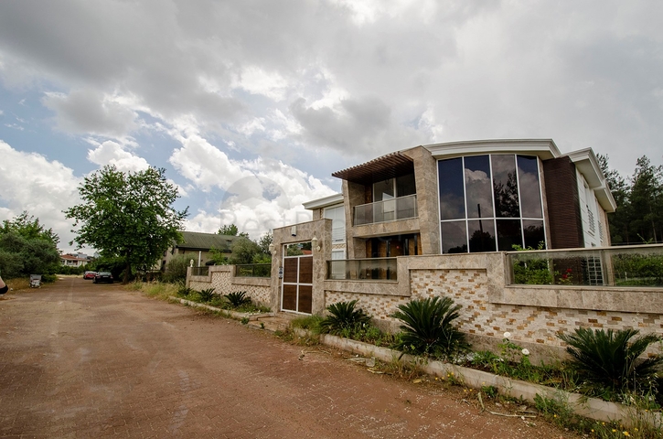 فيلا منفصلة 5 + 1 مع حمام سباحة في يشيلباهر أنطاليا