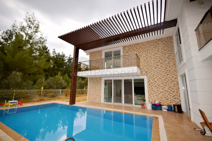 فيلا منفصلة 5 + 1 مع حمام سباحة في يشيلباهر أنطاليا