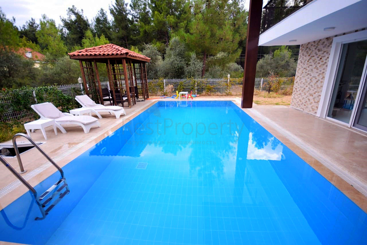 فيلا منفصلة 5 + 1 مع حمام سباحة في يشيلباهر أنطاليا