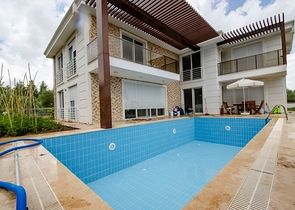 فيلا منفصلة 5 + 1 مع حمام سباحة في يشيلباهر أنطاليا