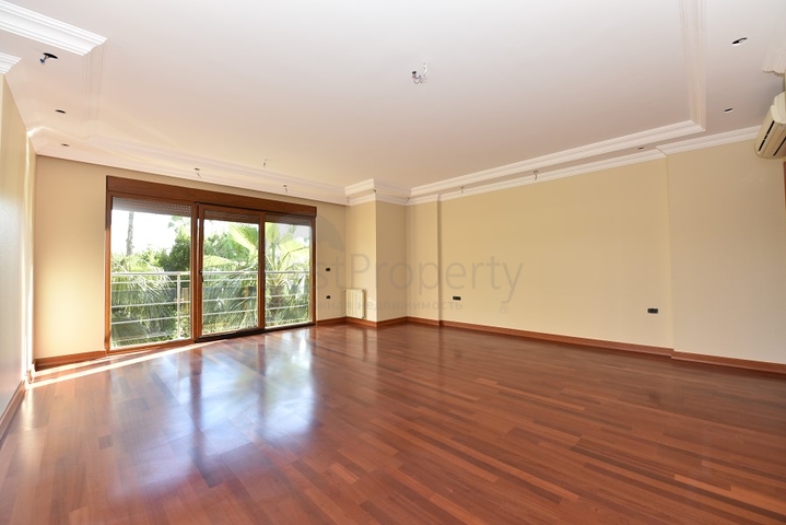 على البحر مباشرة - ضمن اشهر مجمعات الانيا - شقة 3 غرف وصالة فاخرة - الانيا 