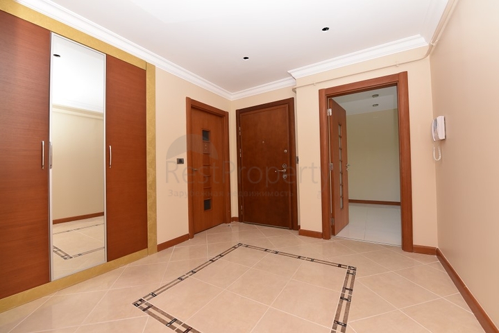 على البحر مباشرة - ضمن اشهر مجمعات الانيا - شقة 3 غرف وصالة فاخرة - الانيا 