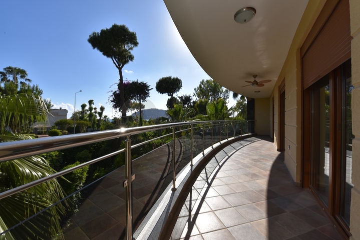 على البحر مباشرة - ضمن اشهر مجمعات الانيا - شقة 3 غرف وصالة فاخرة - الانيا 