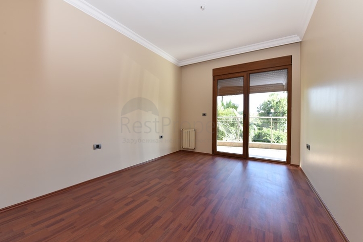 على البحر مباشرة - ضمن اشهر مجمعات الانيا - شقة 3 غرف وصالة فاخرة - الانيا 