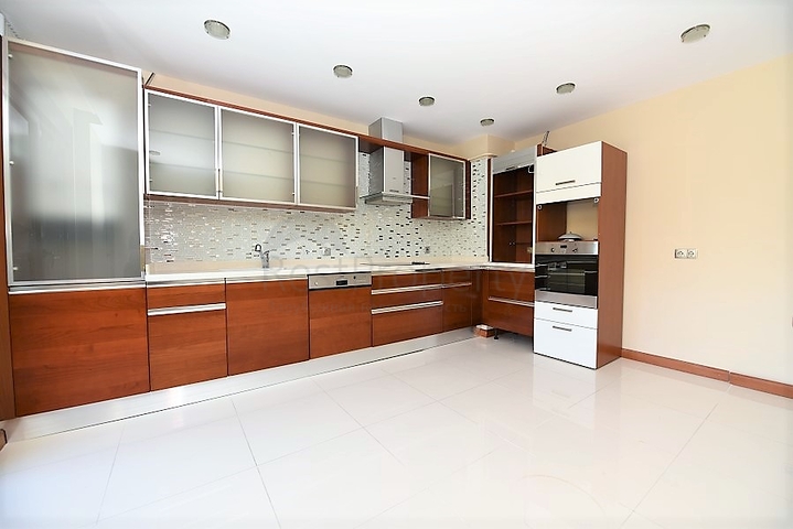 على البحر مباشرة - ضمن اشهر مجمعات الانيا - شقة 3 غرف وصالة فاخرة - الانيا 