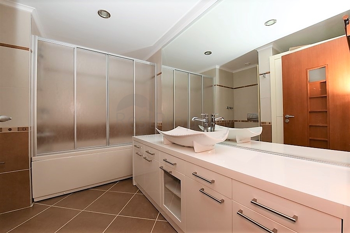 على البحر مباشرة - ضمن اشهر مجمعات الانيا - شقة 3 غرف وصالة فاخرة - الانيا 