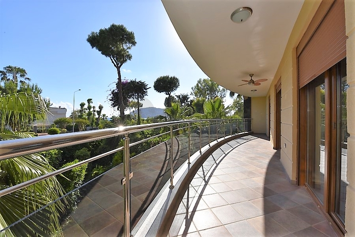 على البحر مباشرة - ضمن اشهر مجمعات الانيا - شقة 3 غرف وصالة فاخرة - الانيا 