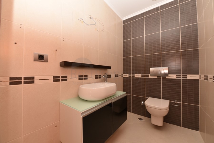 على البحر مباشرة - ضمن اشهر مجمعات الانيا - شقة 3 غرف وصالة فاخرة - الانيا 