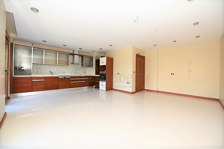 على البحر مباشرة - ضمن اشهر مجمعات الانيا - شقة 3 غرف وصالة فاخرة - الانيا 