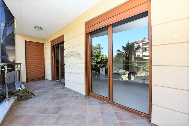 على البحر مباشرة - ضمن اشهر مجمعات الانيا - شقة 3 غرف وصالة فاخرة - الانيا 