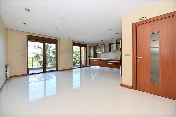 على البحر مباشرة - ضمن اشهر مجمعات الانيا - شقة 3 غرف وصالة فاخرة - الانيا 