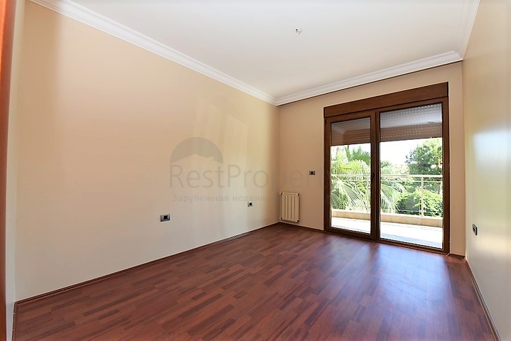 على البحر مباشرة - ضمن اشهر مجمعات الانيا - شقة 3 غرف وصالة فاخرة - الانيا 