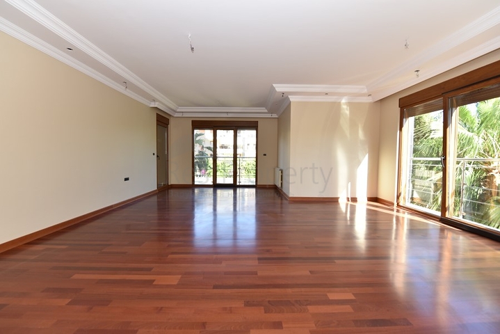 على البحر مباشرة - ضمن اشهر مجمعات الانيا - شقة 3 غرف وصالة فاخرة - الانيا 