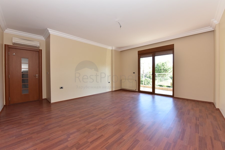 على البحر مباشرة - ضمن اشهر مجمعات الانيا - شقة 3 غرف وصالة فاخرة - الانيا 