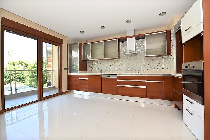 على البحر مباشرة - ضمن اشهر مجمعات الانيا - شقة 3 غرف وصالة فاخرة - الانيا 