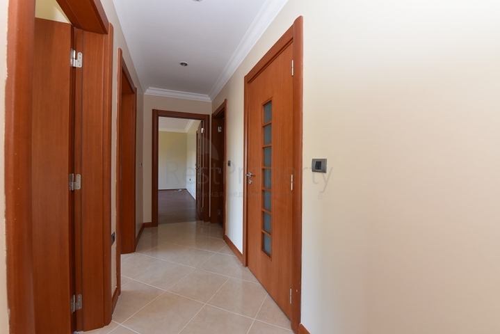 على البحر مباشرة - ضمن اشهر مجمعات الانيا - شقة 3 غرف وصالة فاخرة - الانيا 