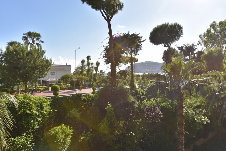 على البحر مباشرة - ضمن اشهر مجمعات الانيا - شقة 3 غرف وصالة فاخرة - الانيا 