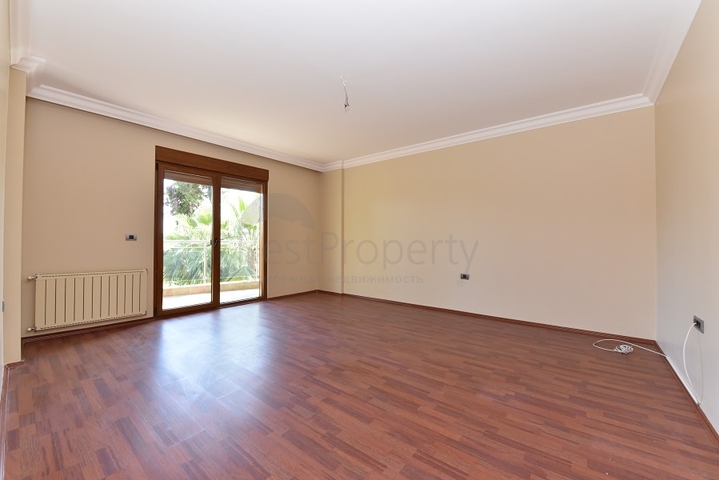 على البحر مباشرة - ضمن اشهر مجمعات الانيا - شقة 3 غرف وصالة فاخرة - الانيا 