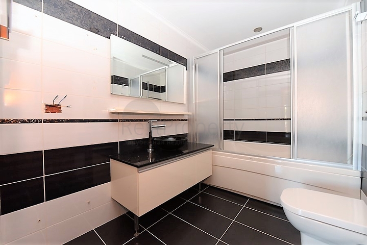 على البحر مباشرة - ضمن اشهر مجمعات الانيا - شقة 3 غرف وصالة فاخرة - الانيا 