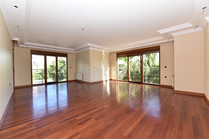 على البحر مباشرة - ضمن اشهر مجمعات الانيا - شقة 3 غرف وصالة فاخرة - الانيا 