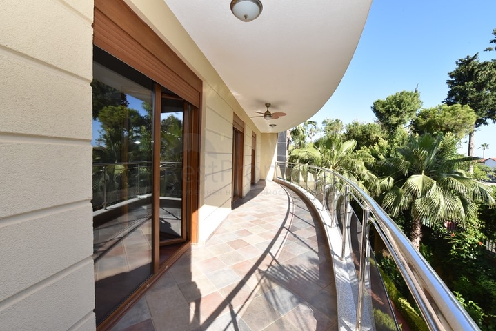 على البحر مباشرة - ضمن اشهر مجمعات الانيا - شقة 3 غرف وصالة فاخرة - الانيا 