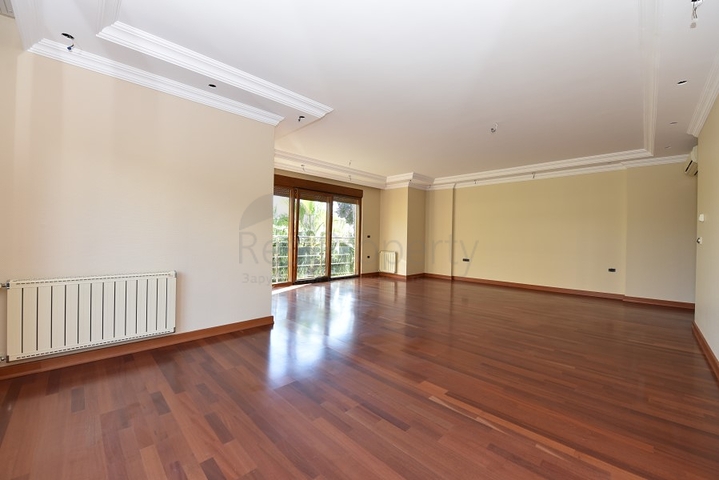 على البحر مباشرة - ضمن اشهر مجمعات الانيا - شقة 3 غرف وصالة فاخرة - الانيا 