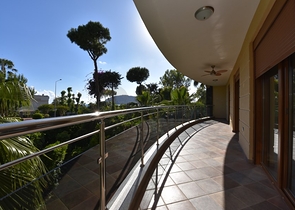 على البحر مباشرة - ضمن اشهر مجمعات الانيا - شقة 3 غرف وصالة فاخرة - الانيا 