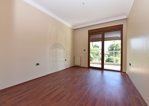 على البحر مباشرة - ضمن اشهر مجمعات الانيا - شقة 3 غرف وصالة فاخرة - الانيا 