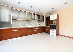 على البحر مباشرة - ضمن اشهر مجمعات الانيا - شقة 3 غرف وصالة فاخرة - الانيا 