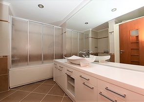 على البحر مباشرة - ضمن اشهر مجمعات الانيا - شقة 3 غرف وصالة فاخرة - الانيا 