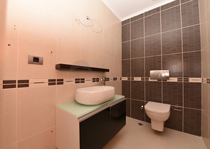 على البحر مباشرة - ضمن اشهر مجمعات الانيا - شقة 3 غرف وصالة فاخرة - الانيا 