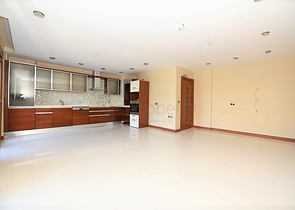 على البحر مباشرة - ضمن اشهر مجمعات الانيا - شقة 3 غرف وصالة فاخرة - الانيا 