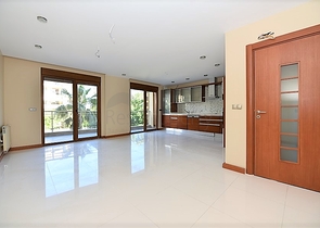 على البحر مباشرة - ضمن اشهر مجمعات الانيا - شقة 3 غرف وصالة فاخرة - الانيا 