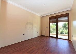 على البحر مباشرة - ضمن اشهر مجمعات الانيا - شقة 3 غرف وصالة فاخرة - الانيا 