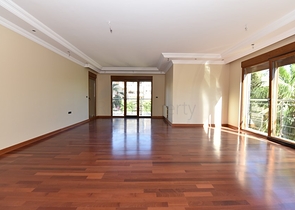 على البحر مباشرة - ضمن اشهر مجمعات الانيا - شقة 3 غرف وصالة فاخرة - الانيا 