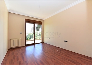 على البحر مباشرة - ضمن اشهر مجمعات الانيا - شقة 3 غرف وصالة فاخرة - الانيا 