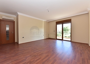 على البحر مباشرة - ضمن اشهر مجمعات الانيا - شقة 3 غرف وصالة فاخرة - الانيا 