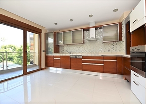 على البحر مباشرة - ضمن اشهر مجمعات الانيا - شقة 3 غرف وصالة فاخرة - الانيا 