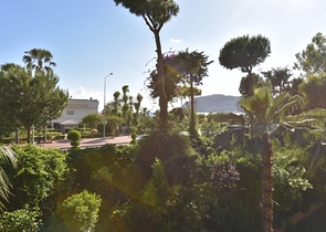 على البحر مباشرة - ضمن اشهر مجمعات الانيا - شقة 3 غرف وصالة فاخرة - الانيا 