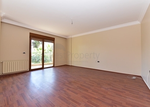 على البحر مباشرة - ضمن اشهر مجمعات الانيا - شقة 3 غرف وصالة فاخرة - الانيا 