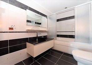 على البحر مباشرة - ضمن اشهر مجمعات الانيا - شقة 3 غرف وصالة فاخرة - الانيا 