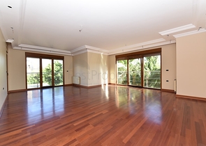 على البحر مباشرة - ضمن اشهر مجمعات الانيا - شقة 3 غرف وصالة فاخرة - الانيا 