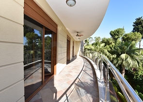 على البحر مباشرة - ضمن اشهر مجمعات الانيا - شقة 3 غرف وصالة فاخرة - الانيا 