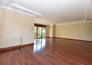 على البحر مباشرة - ضمن اشهر مجمعات الانيا - شقة 3 غرف وصالة فاخرة - الانيا 