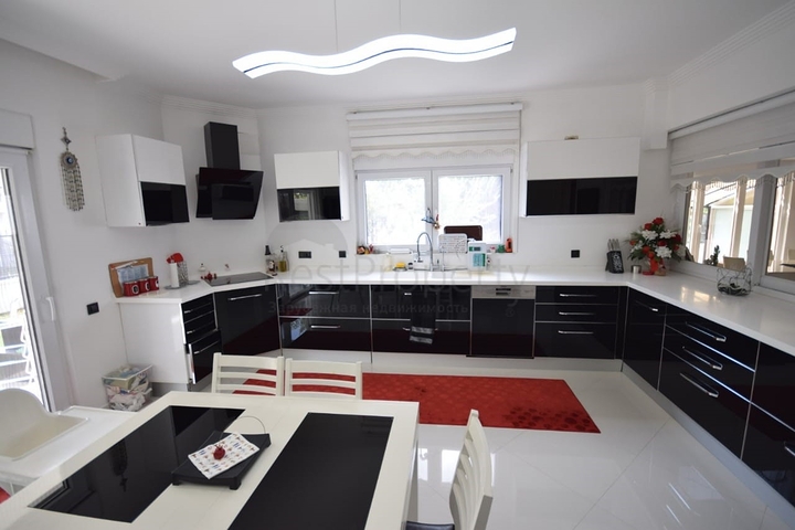 فيلا فاخرة 4 + 1 في دوشيميالتي أنطاليا