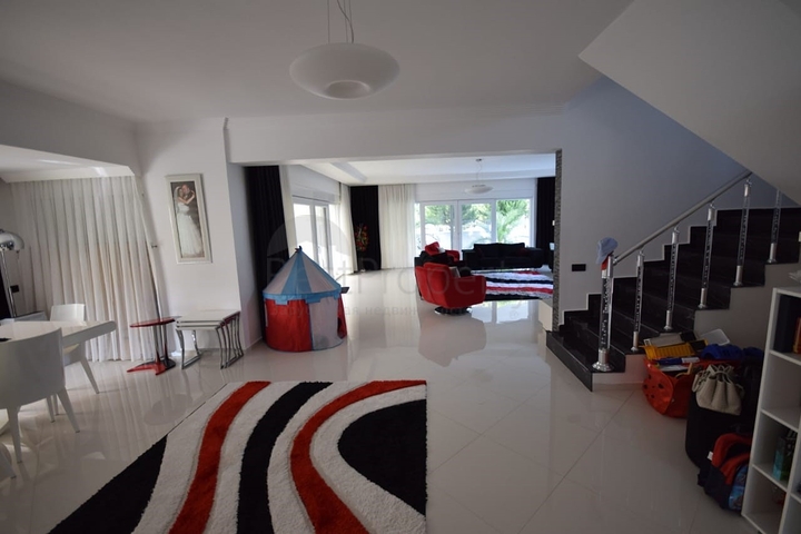 فيلا فاخرة 4 + 1 في دوشيميالتي أنطاليا