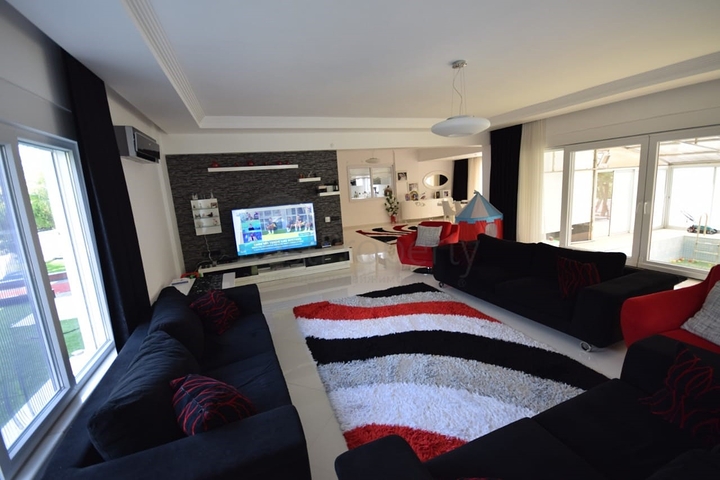 فيلا فاخرة 4 + 1 في دوشيميالتي أنطاليا