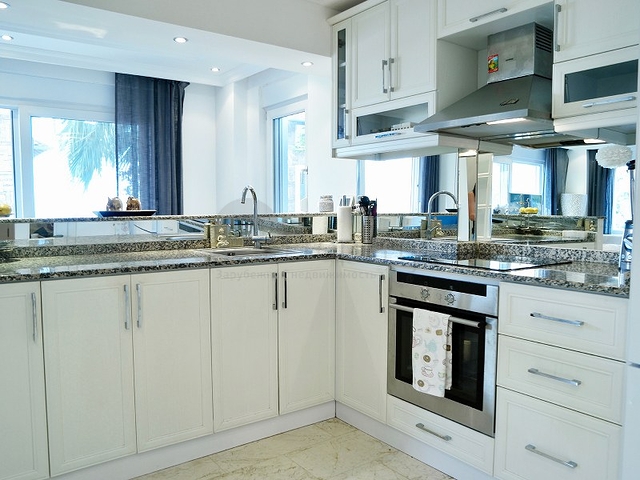 فيلا باطلالة بحر وقلعة في مركز الانيا - تصميم 3 غرفة وصالة -مؤثثة -سعر منافس 