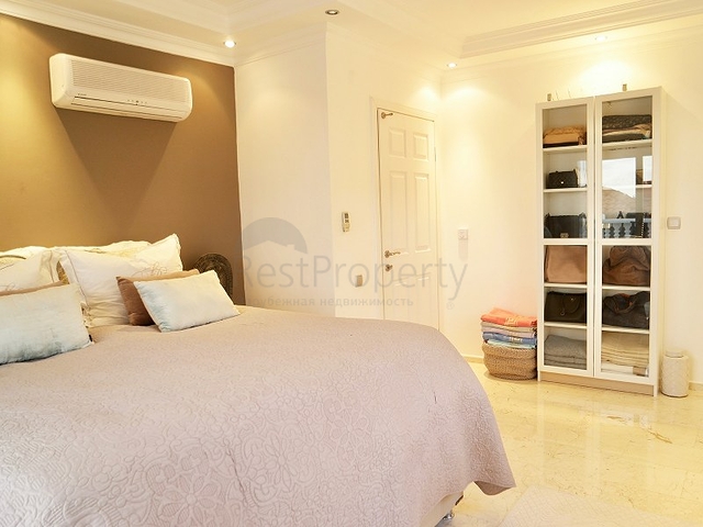 فيلا باطلالة بحر وقلعة في مركز الانيا - تصميم 3 غرفة وصالة -مؤثثة -سعر منافس 