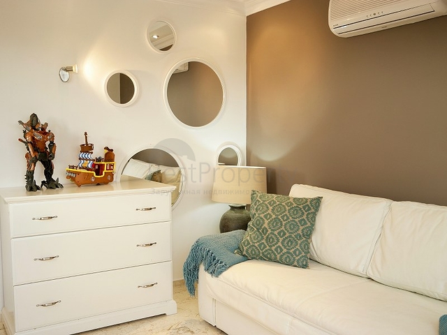 فيلا باطلالة بحر وقلعة في مركز الانيا - تصميم 3 غرفة وصالة -مؤثثة -سعر منافس 